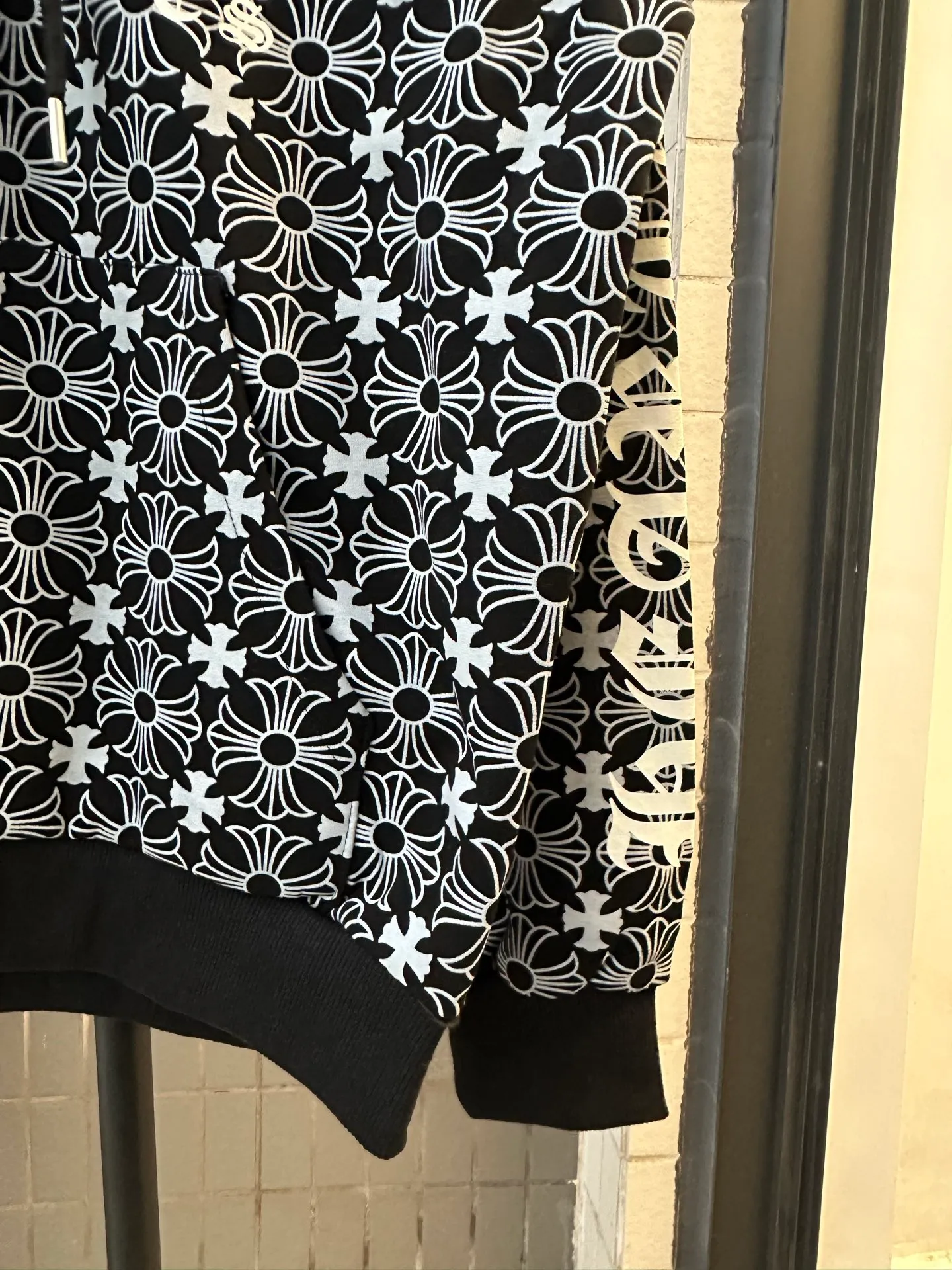 P310 Style No.: TT74 𝐂𝐇𝐑𝐎𝐌𝐄 𝐇𝐄𝐀𝐑𝐓𝐒/Cro Heart Hooded 23FW new all-over printed Sanskrit opening and closing sweater. Full dark pattern printing as the backing to show a sense of mystery. Sanskrit embroidery on the front chest. Metal zipper closure. Classic Sanskrit printing design on both arms. Classic big horseshoe print on the back, overall high-end and versatile, same style for men and women Size: S-XL